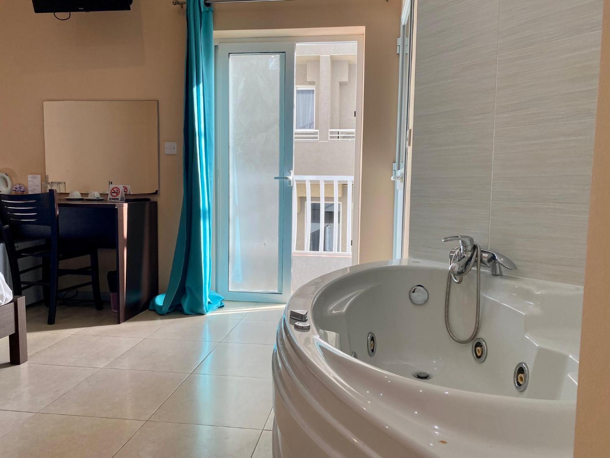 Malta Paradise Hotel Saint Julian's Bagian luar foto