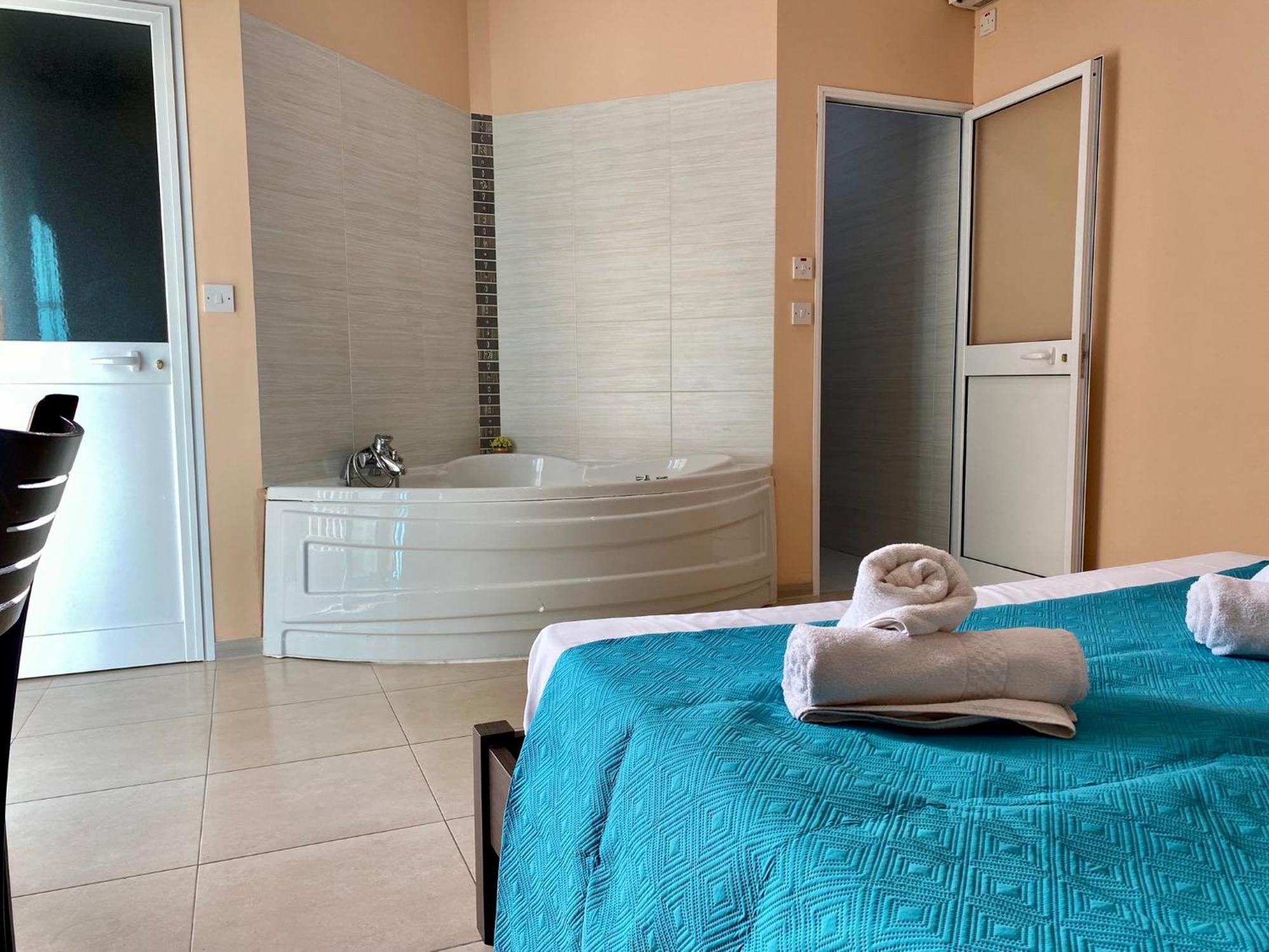 Malta Paradise Hotel Saint Julian's Bagian luar foto
